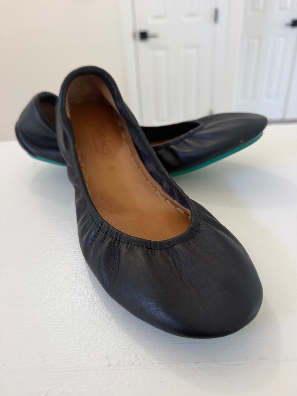 Tieks Black Leather Flats & Loafers | Round Toe and Pull-On Closure Sz 9
